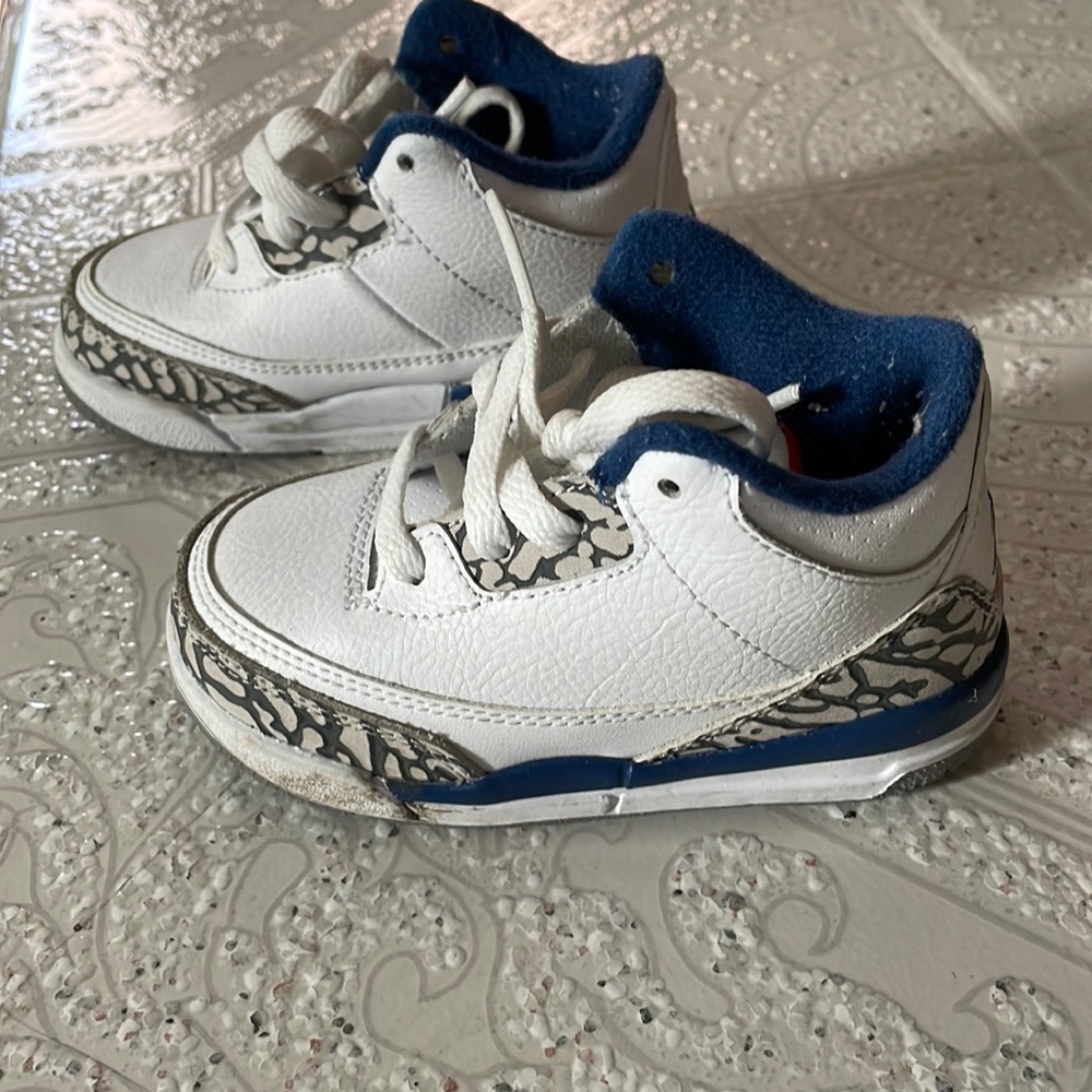 Jordan’s 3 white boys retro 3. Size 6C